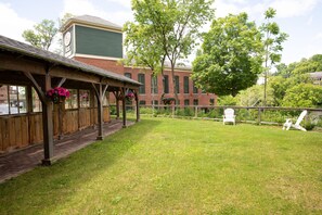 Courtyard - The Common Man Inn & Restaurant (Claremont)