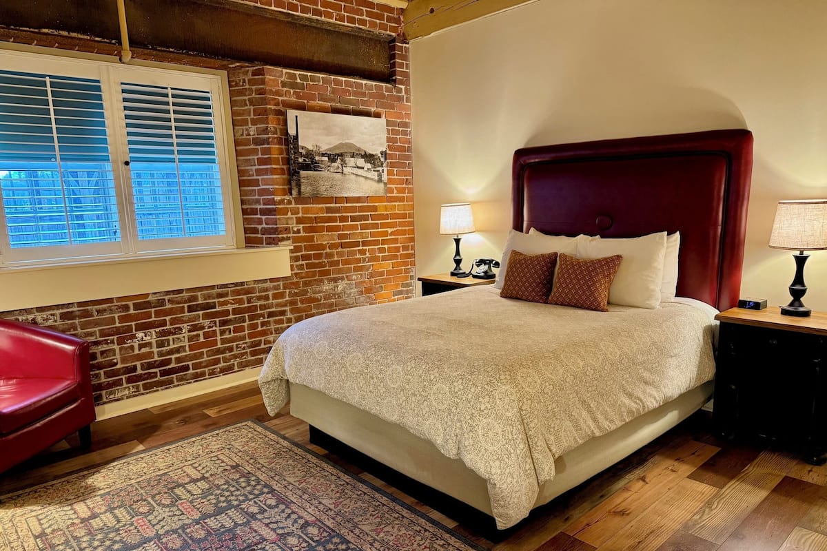 1 bedroom, premium bedding, desk, blackout drapes
