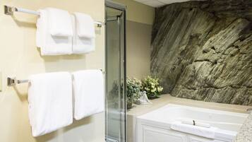 Amenidades de baño de diseñador, secadora de cabello, toallas, jabón