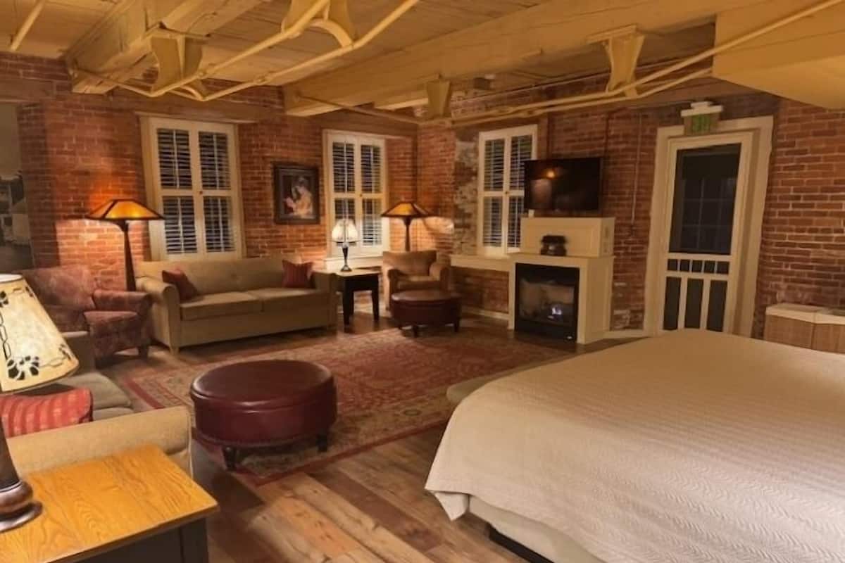 1 bedroom, premium bedding, desk, blackout drapes