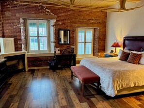 Premium bedding, desk, blackout drapes, iron/ironing board - The Common Man Inn & Restaurant (Claremont)