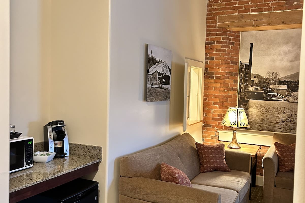 Suite (Pet, Sunapee) | 1 bedroom, premium bedding, desk, blackout drapes