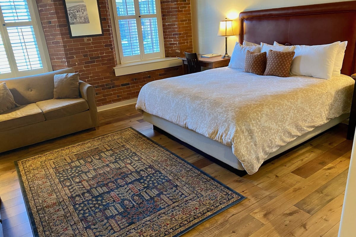 1 bedroom, premium bedding, desk, blackout drapes