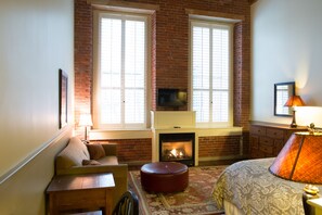 Sengetøy av topp kvalitet, skrivebord og blendingsgardiner