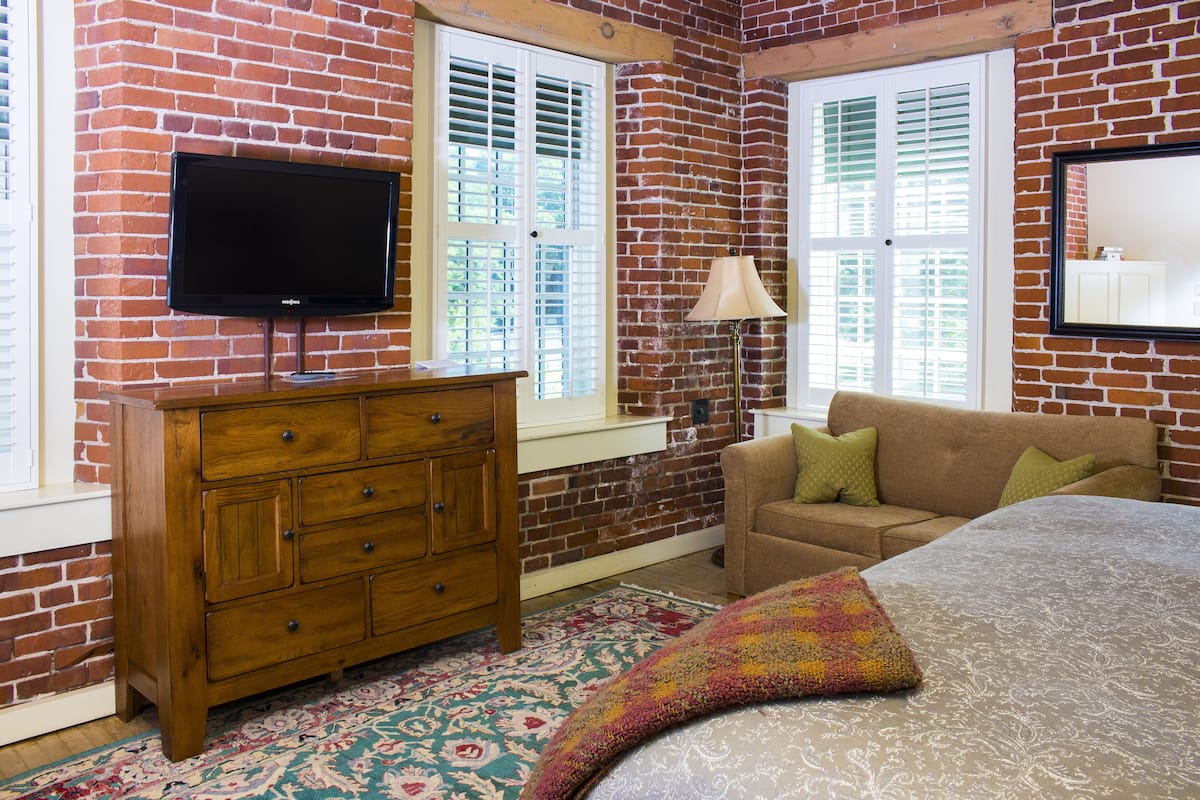 1 bedroom, premium bedding, desk, blackout drapes