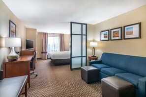 Pillow-top beds, desk, laptop workspace, iron/ironing board - Comfort Suites Manhattan (Manhattan)