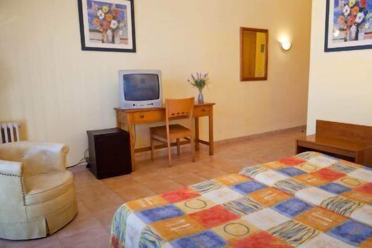 Cribs (free), WiFi (surcharge)