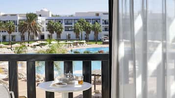 Habitación doble, vistas a la piscina | Vistas del balcón
