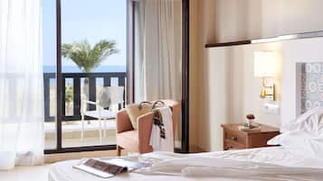 Habitación doble, vista parcial al mar | Minibar, caja de seguridad en la habitación y escritorio