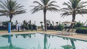 Una piscina techada, 3 piscinas al aire libre