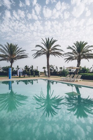 Indoor pool, 3 outdoor pools