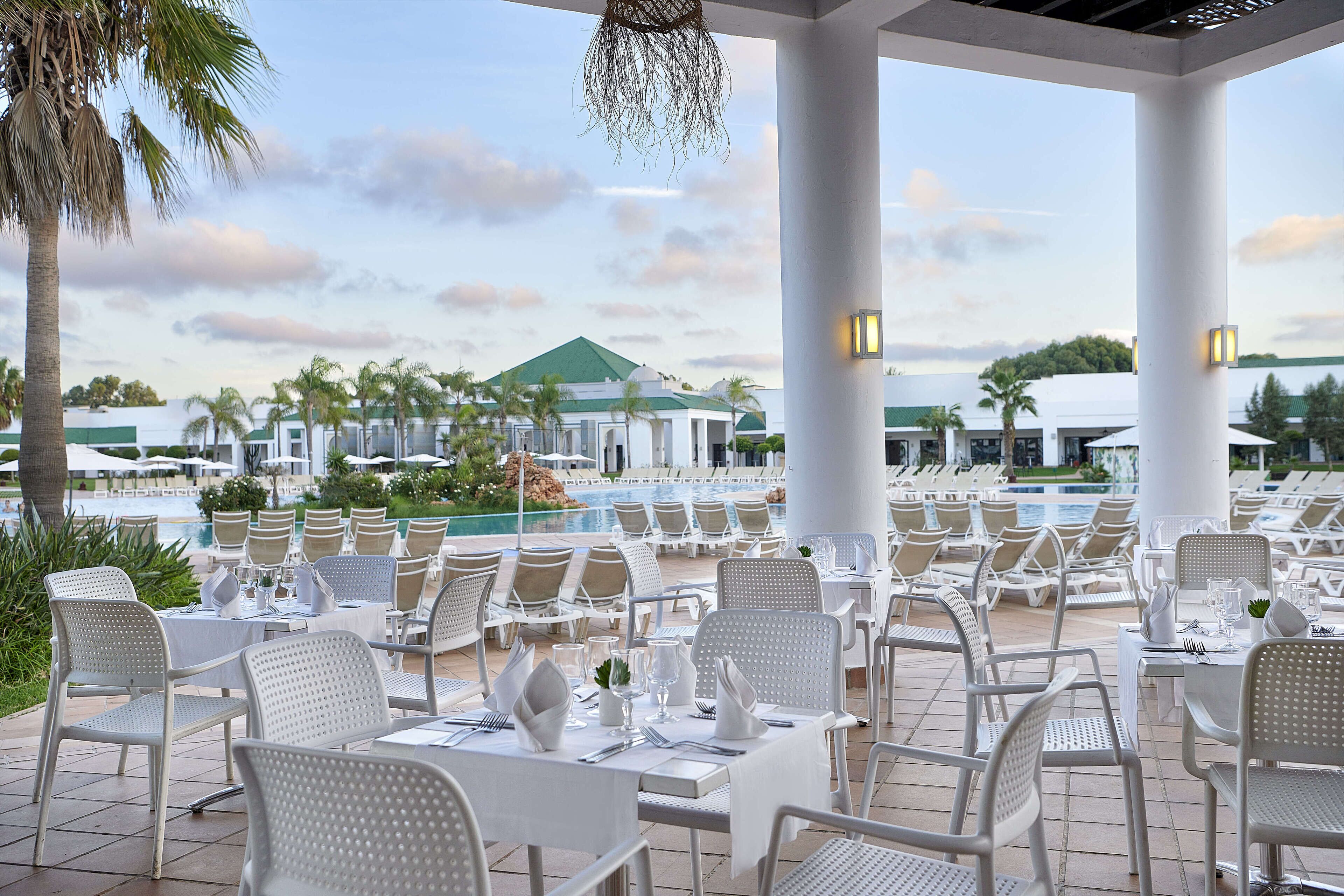 4 restaurants; breakfast and dinner served