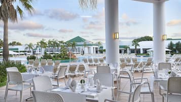 4 restaurants; breakfast and dinner served