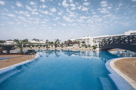 Una piscina cubierta, 3 piscinas al aire libre. Iberostar Waves Saïdia