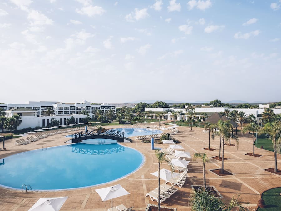 Una piscina techada, 3 piscinas al aire libre