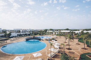 Una piscina techada, 3 piscinas al aire libre