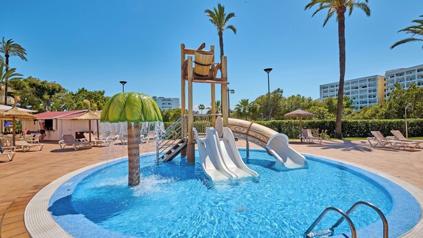 A swimming pool with a water slide and lounge chairs around it. - Grupotel Port d'Alcudia (Alcúdia)