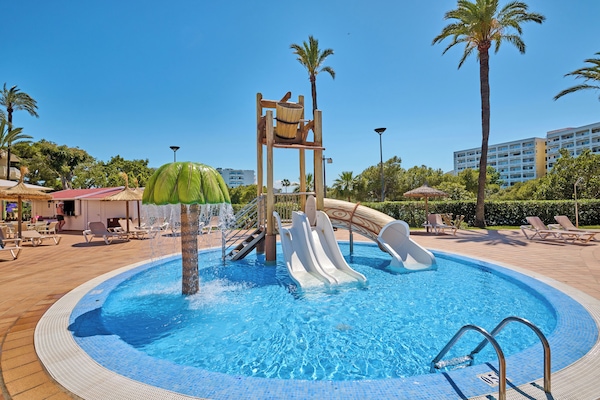 Una piscina techada, una piscina al aire libre