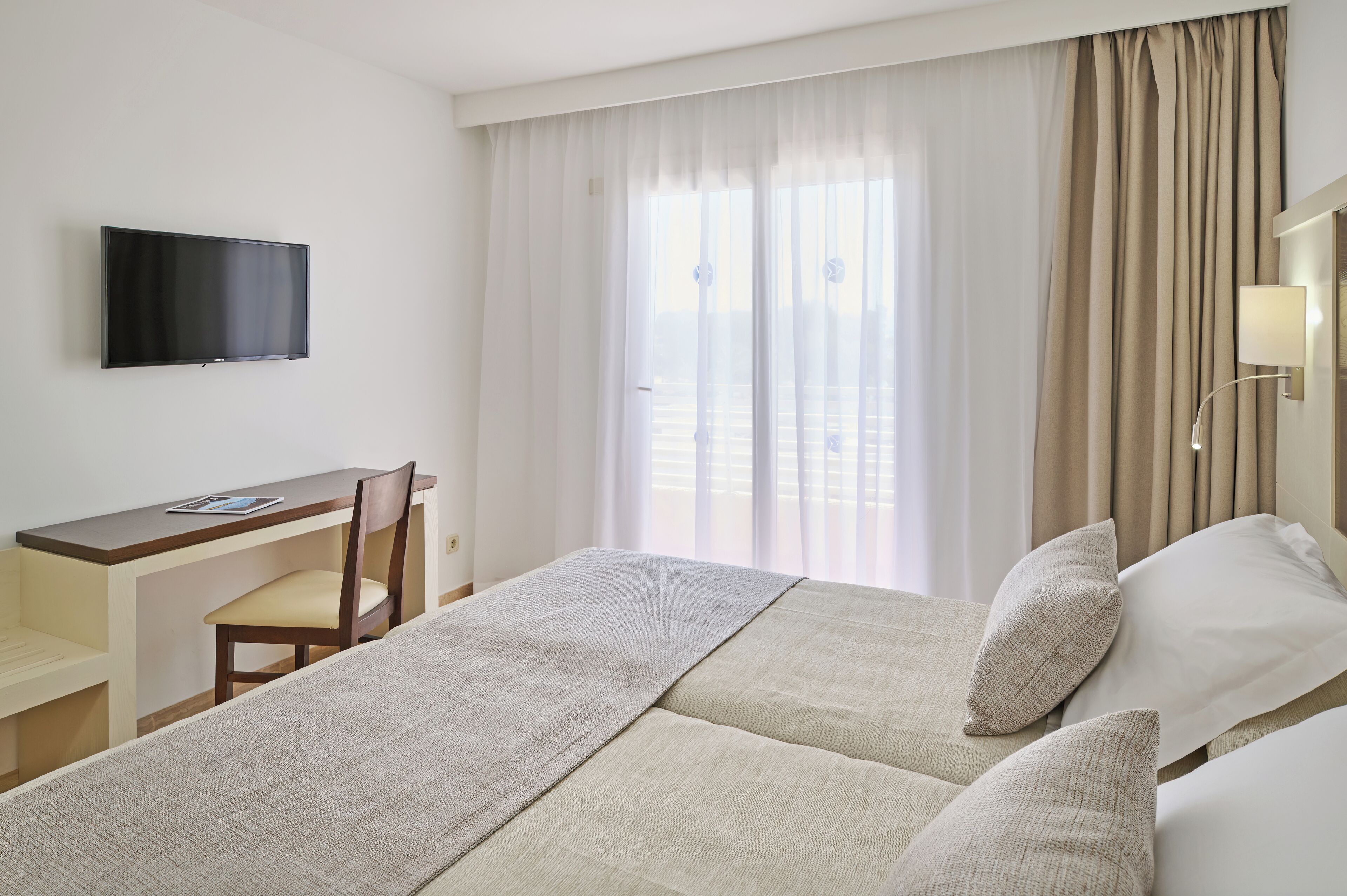 1 bedroom, premium bedding, desk, free cots/infant beds