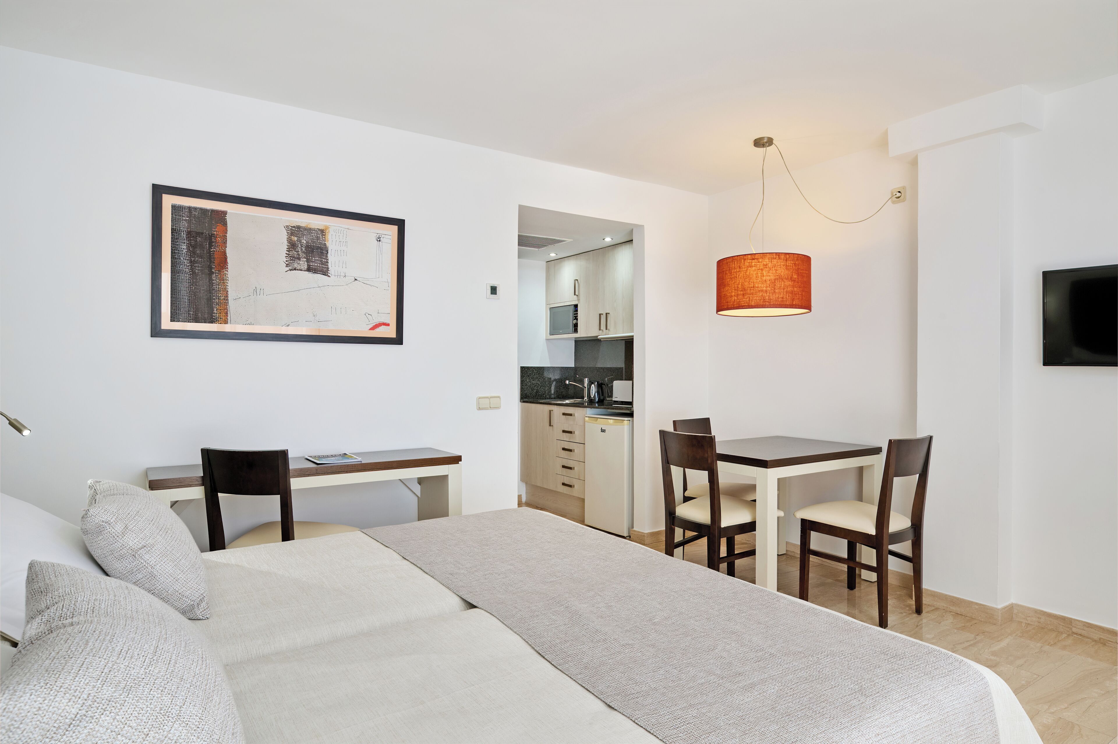 studio, balcony (2 adultos) | living area | flat-screen tv