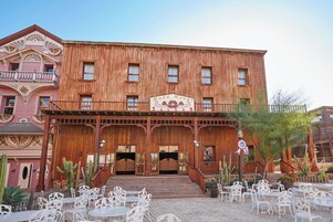 Un edificio de madera con un letrero que dice 'Gold River Salon'.
