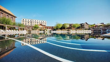 3 piscines extérieures, parasols de plage, chaises longues