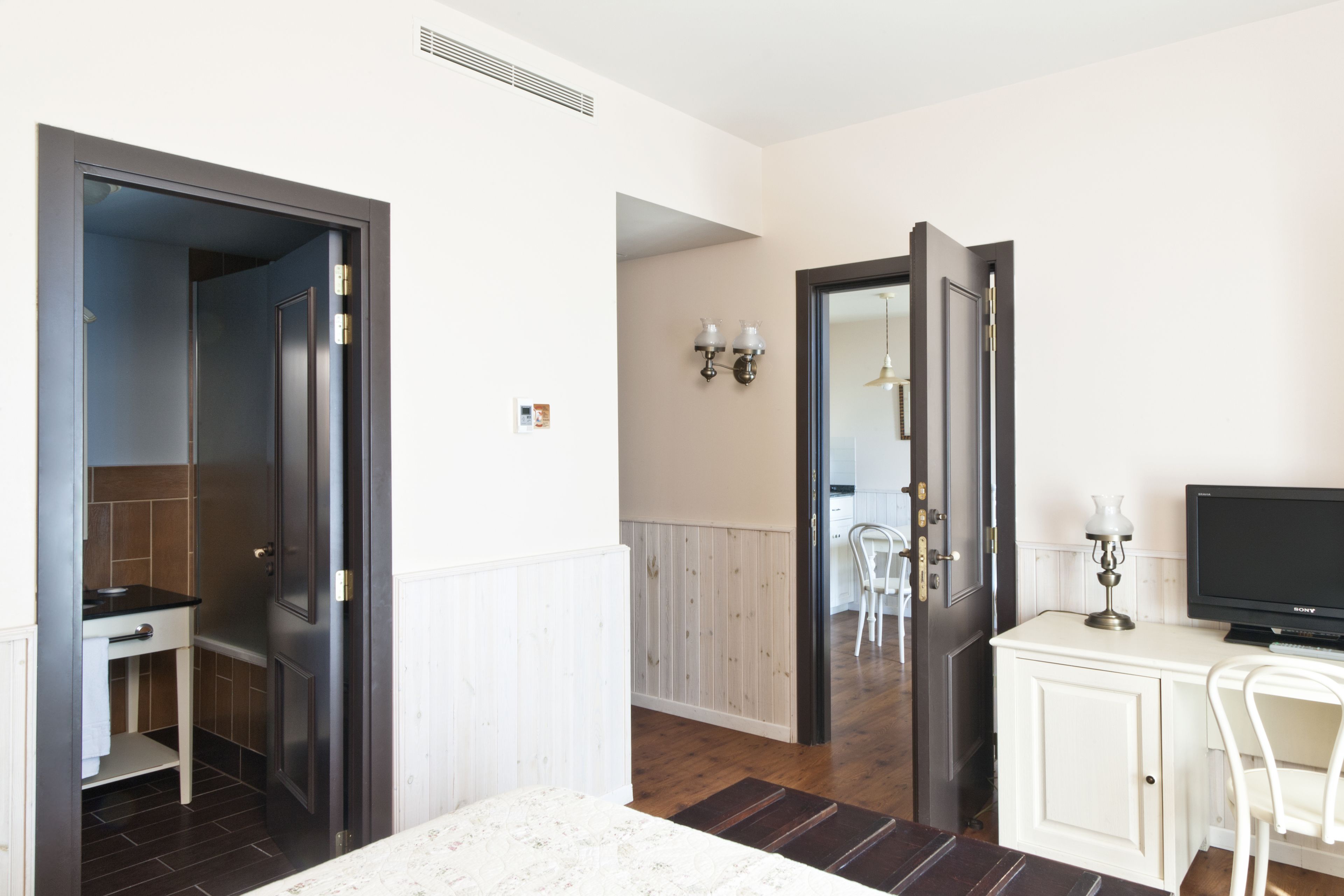 Minibar, caja fuerte, escritorio y espacio para trabajar con un portátil