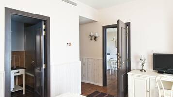 Minibar, caja fuerte, escritorio y espacio para trabajar con un portátil