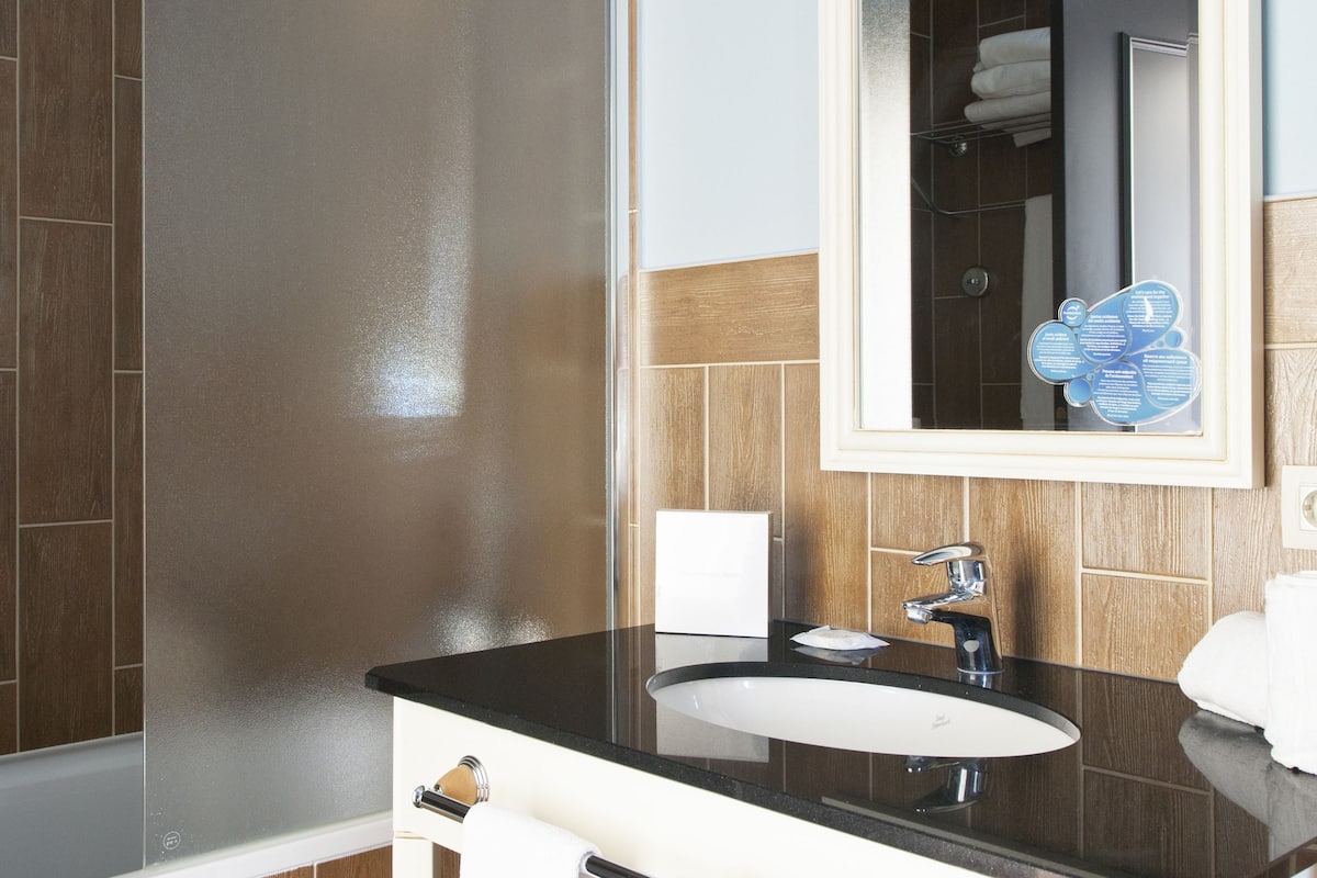 eco-friendly toiletries, hair dryer, towels