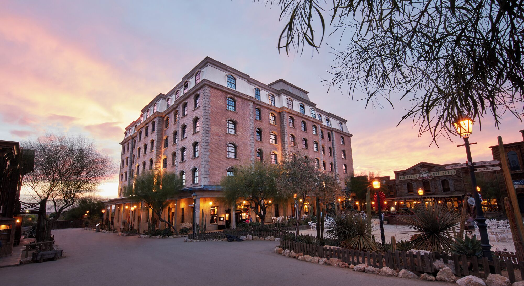 住宿正面 (夜晚)