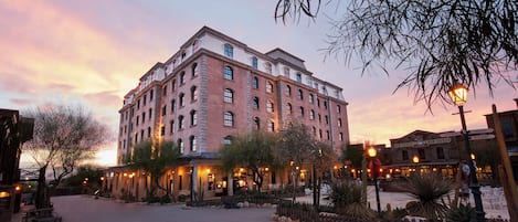 Facciata della struttura - sera/notte