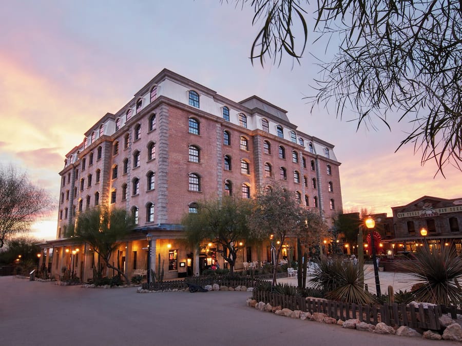 Voorkant accommodatie - avond/nacht