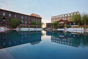3 piscinas al aire libre, sombrillas, tumbonas