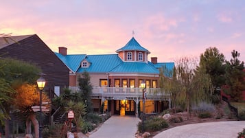 Minibar, coffres-forts dans les chambres, bureau