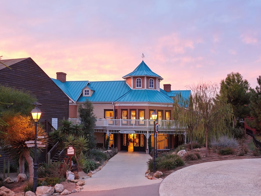 Een minibar, een kluis op de kamer, een bureau, een laptopwerkplek