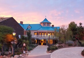 Frigobar, cofres nos quartos, escrivaninha