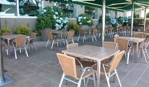 供應午餐及晚餐；本地菜