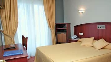 Frigobar, cofres nos quartos, escrivaninha, cortinas blackout