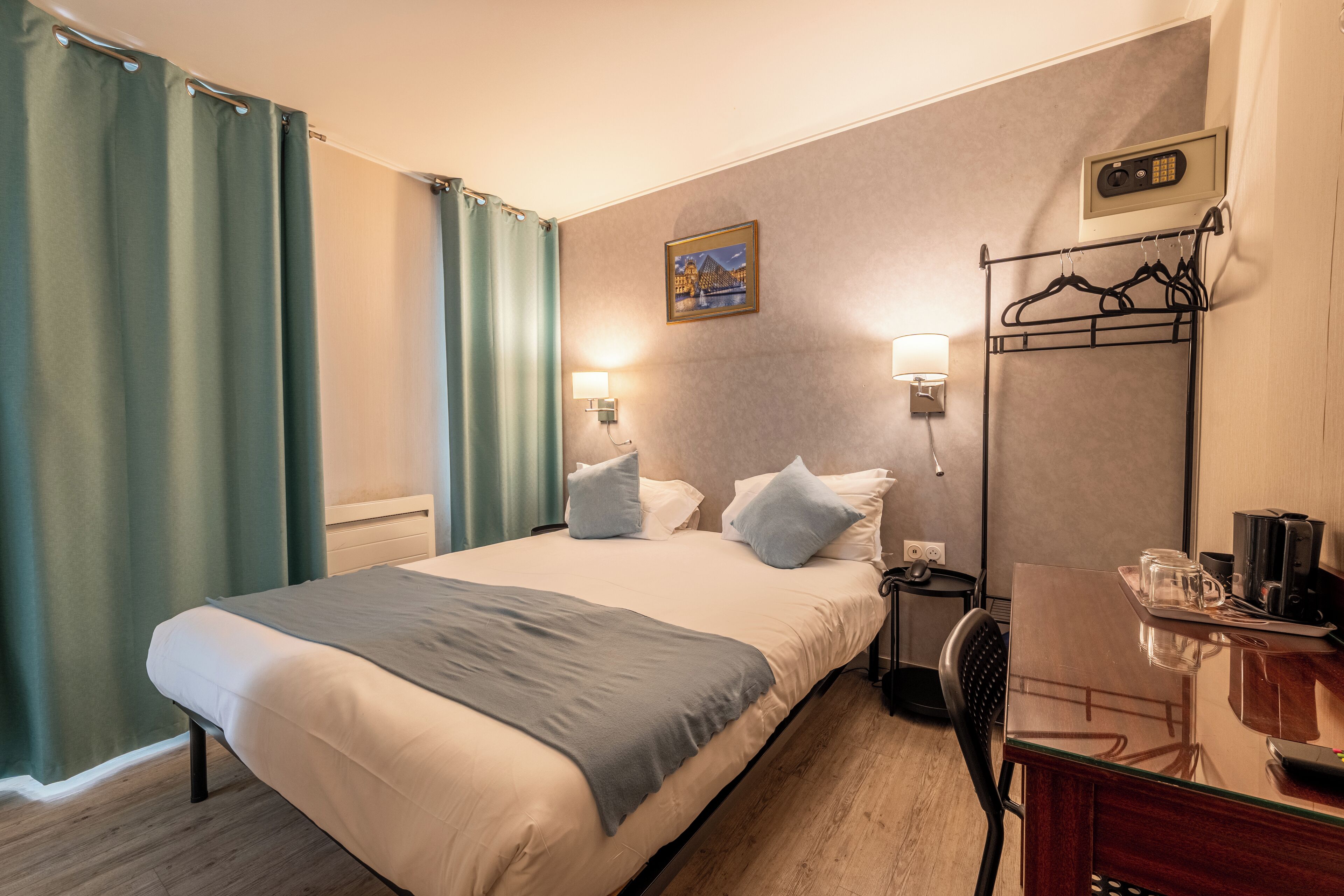Quarto casal clássico | Roupas de cama premium, cofres nos quartos, escrivaninha