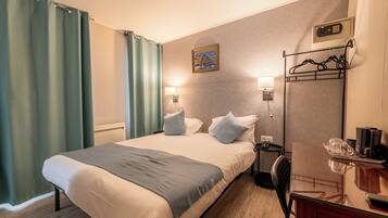 Habitación clásica doble | Ropa de cama de alta calidad, caja fuerte, escritorio