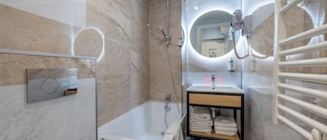 Habitación doble clásica | Baño | Regadera, amenidades de baño gratuitas, secadora de cabello, toallas