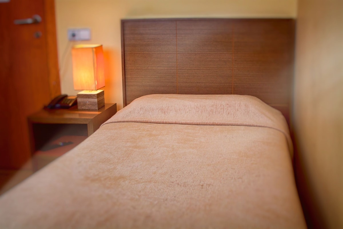 Eenpersoonskamer | Een bureau, babybedden, gratis wifi, beddengoed