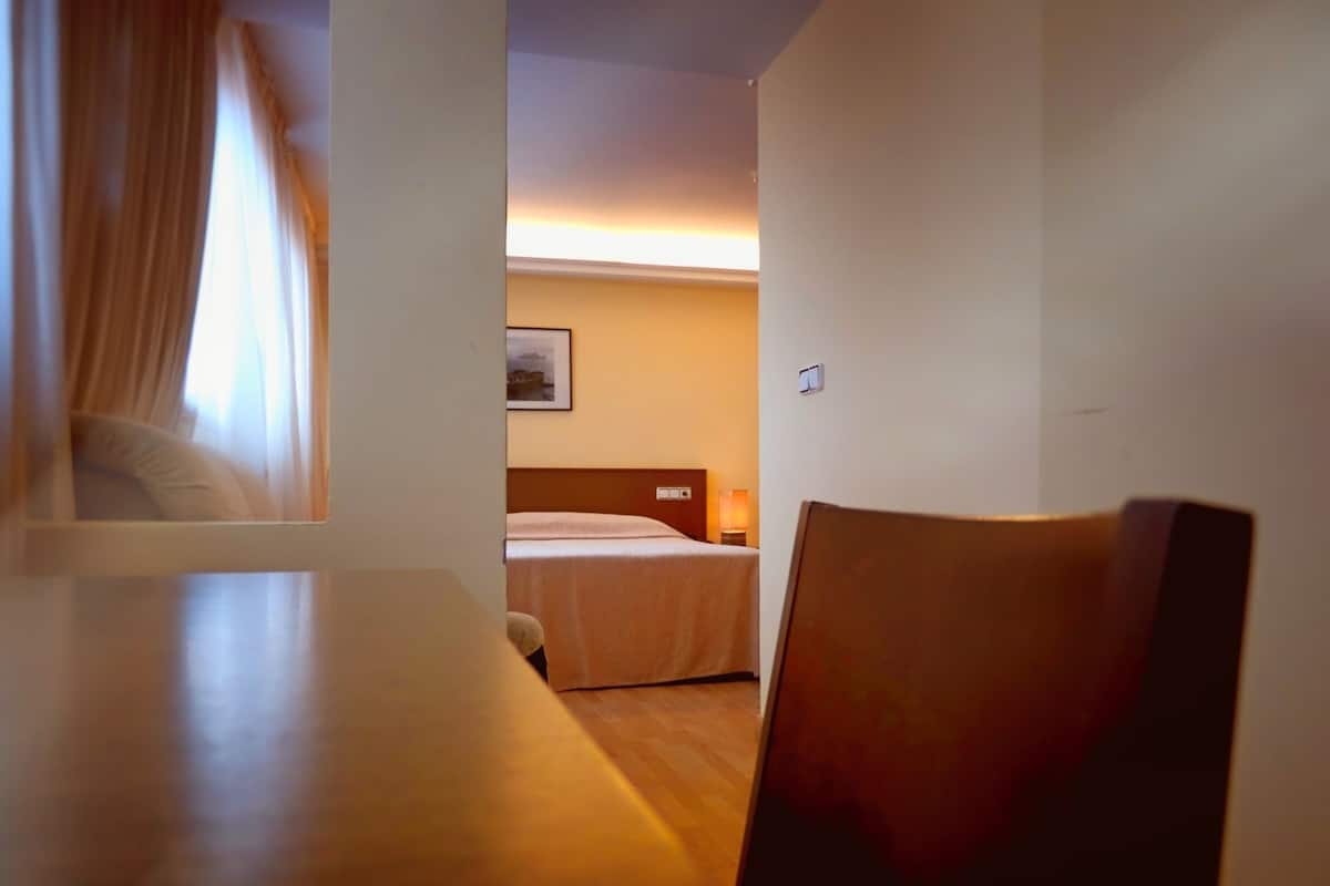 Standaard tweepersoonskamer | Een bureau, babybedden, gratis wifi, beddengoed