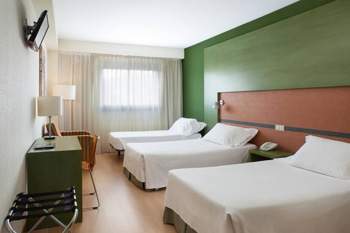 Triple Room | In-room safe, desk, blackout drapes, soundproofing
