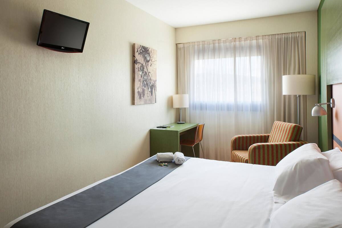 In-room safe, desk, blackout drapes, soundproofing