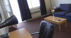 1 habitación, tabla de planchar con plancha y cunas gratuitas 