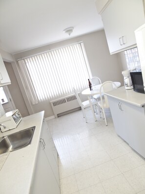 Refrigerador, microondas, cafetera/tetera, utensilios de cocina