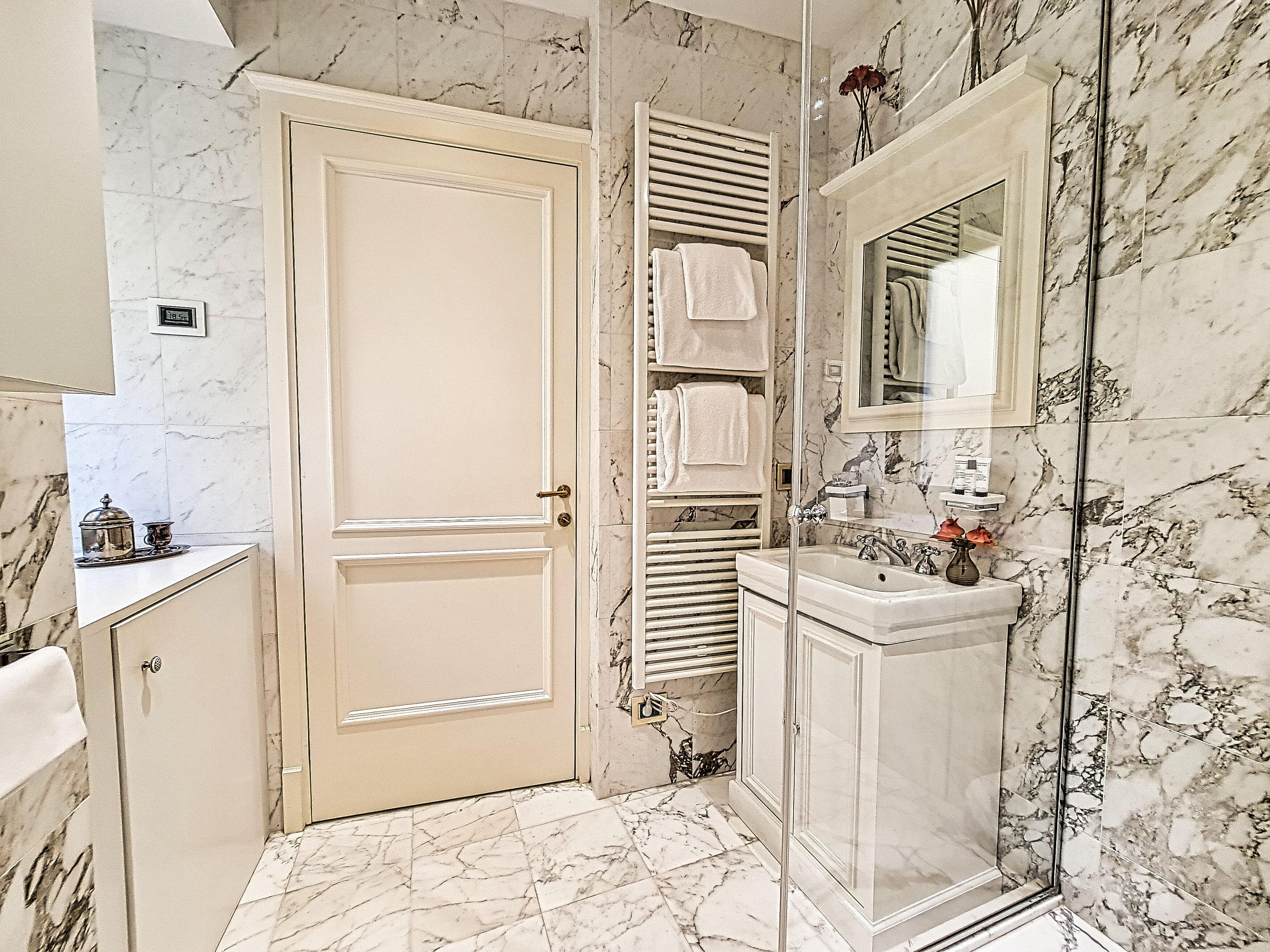 deluxe apartment - annex building | bathroom | combined shower/bathtub, free toiletries, hair dryer, bathrobes