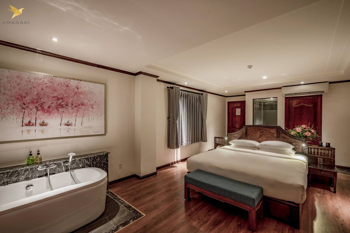 ห้องพรีเมียม | ตู้นิรภัยในห้องพัก, โต๊ะทำงาน, ผ้าม่านกันแสง, เตารีด/โต๊ะรีดผ้า
