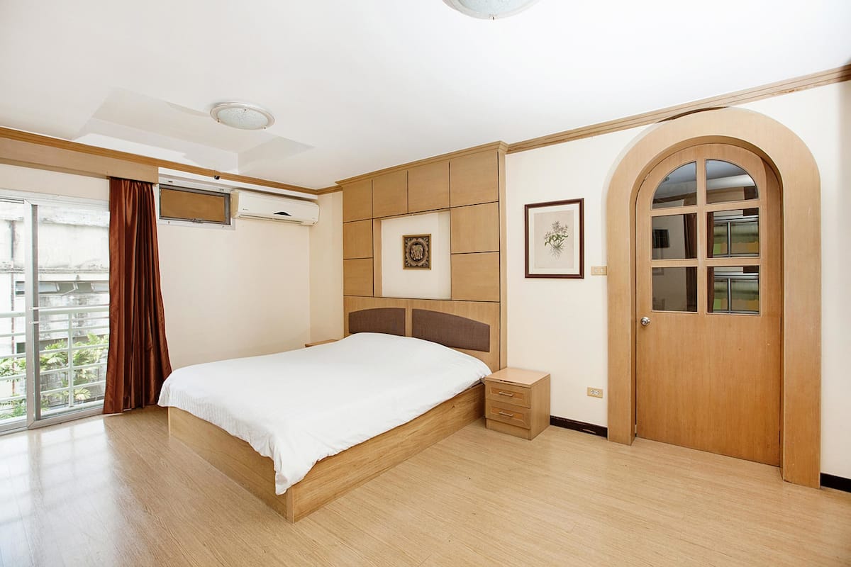 Suite Double Room (Tower A) | Desk, rollaway beds, free WiFi, bed sheets